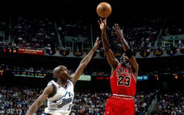 The most memorable sports moment from the '90s Magic Johnson announces